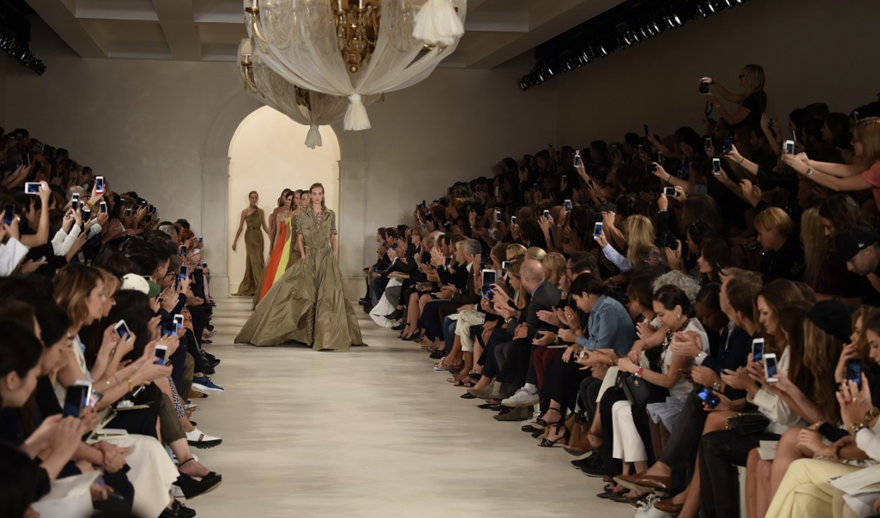 從即時時尚到化妝品，女性是如何被商業控制與剝削的！