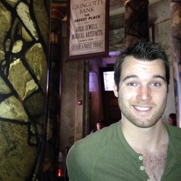 美男頭頂煙花點燃 意外將自己炸死