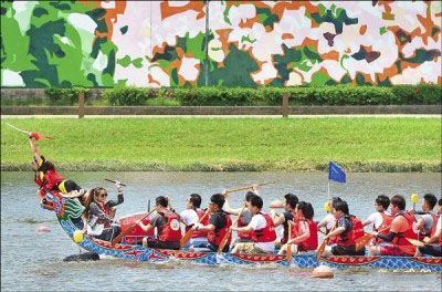 慶端午划龍舟 比志氣比創意（組圖）