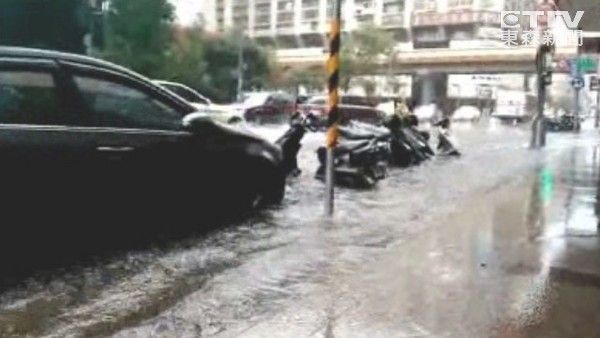 也是災情？情侶騎車遇暴雨　男自己穿雨衣女暴怒打他