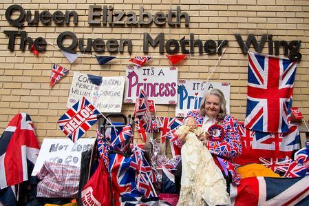 凯特王妃待产 王室粉丝院外集结等候（组图）