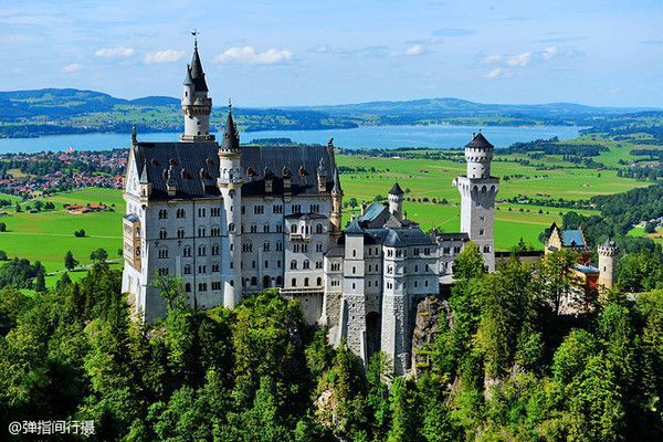 德國 絕美田園風光簇擁下的新天鵝堡