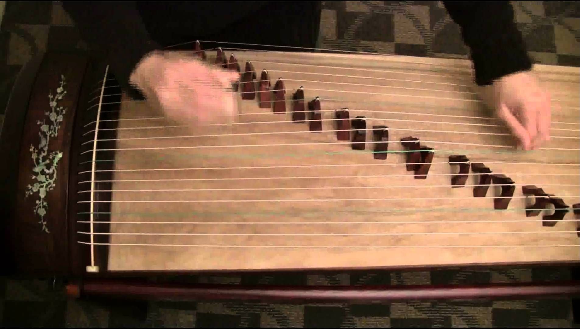 古箏: 妝台秋思 — 昭君出塞，獨坐妝台顧影自憐，懷念故國 Guzheng solo zither