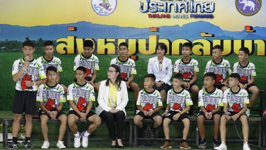 泰國足球員歷劫歸來首度公開露面