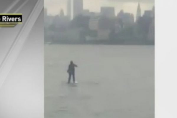 為準時趕面試 西裝筆挺哈德遜河上衝浪