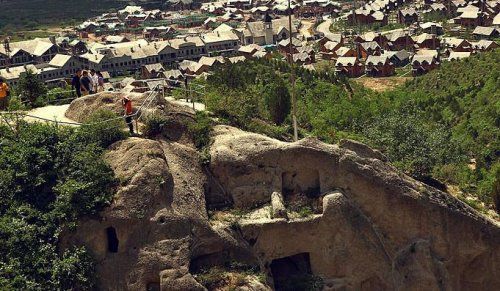 走進神秘的矮人族古崖居