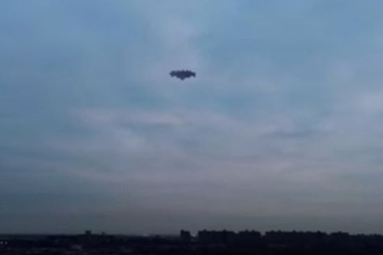 美天空現鋸齒狀不明飛行物 怪音嚇跑鳥群