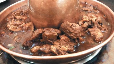 河南新鄉燴麵配紅燜羊肉風味絕倫