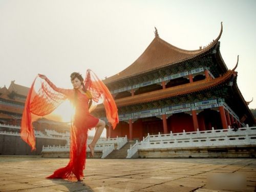 满朝文武藏绿卡 半璧江山养红颜(组图)