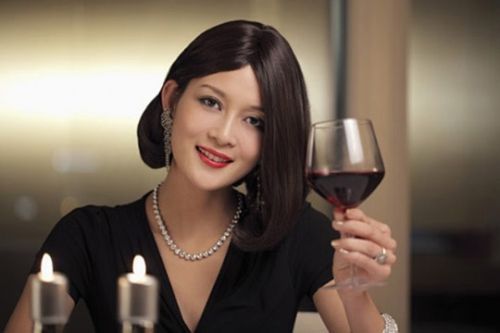 女人如何优雅地拿酒杯？(图)