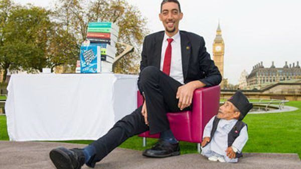 世界上最高和最矮的男子相见欢