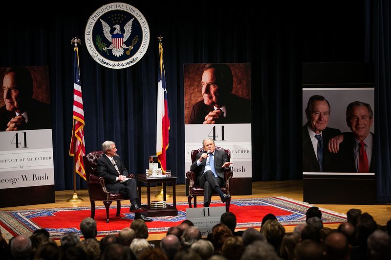 给父亲的传记——小布什曾和尼克松女儿约会