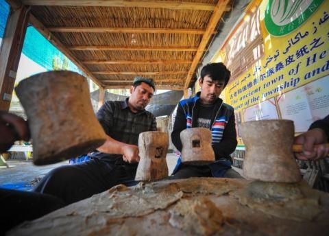 新疆和田维吾尔古老桑皮纸制作技艺（组图）