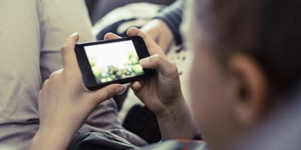 睡覺把手機放身邊到底有啥危害