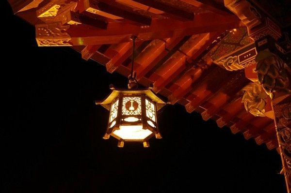 無法獲知的秘密：千年長明燈 風吹不熄 雨澆不滅！