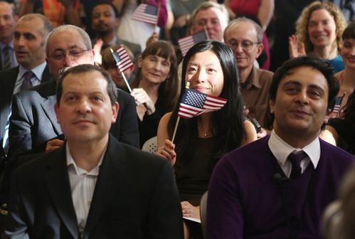 川普移民政策緊縮  申請入籍人數激增