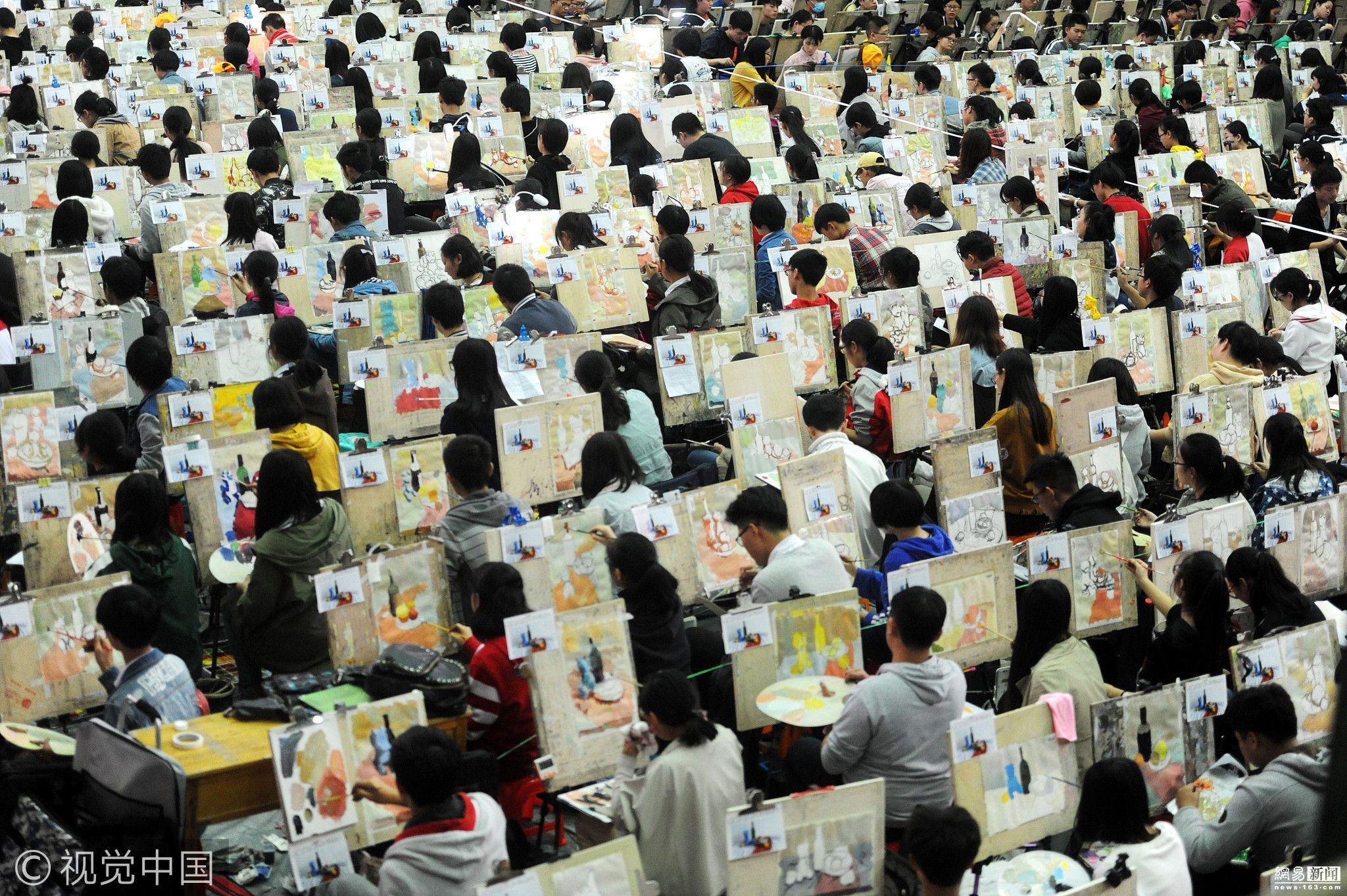 壮观！湖北3000多名美术考生同场作画