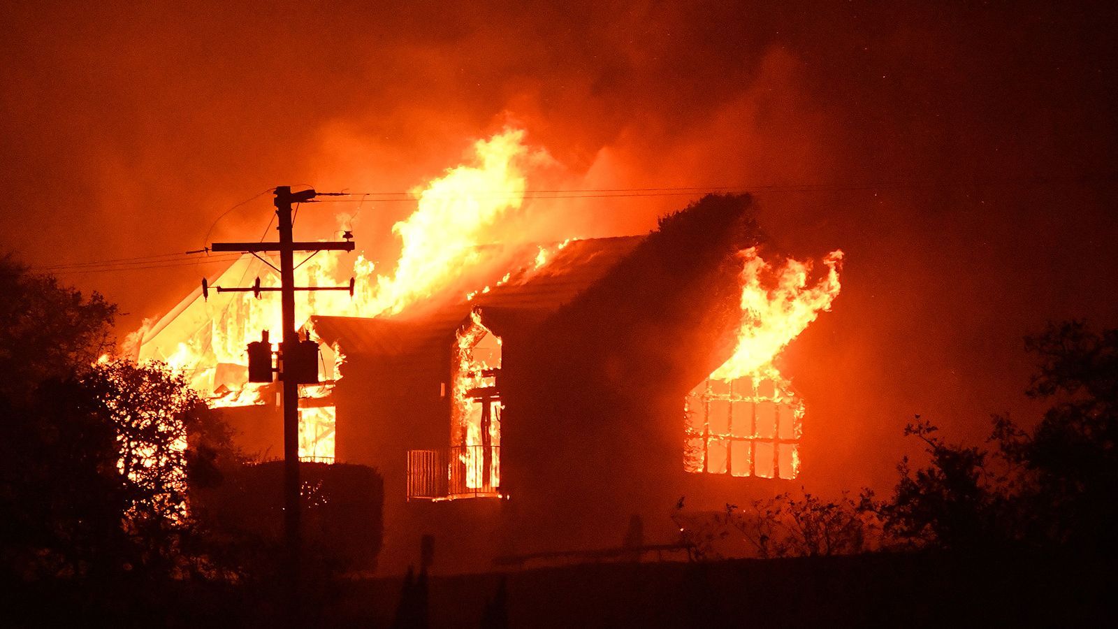 北加州大火造成21死  3000人失聯