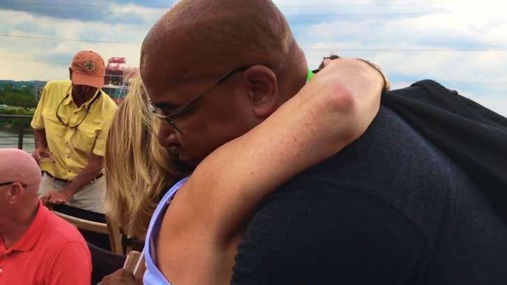 男子藉由擁抱傳播正面能量穿越整個美國