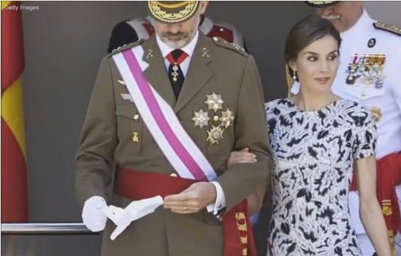 西班牙皇后萊西齊亞穿著的服裝（視頻）