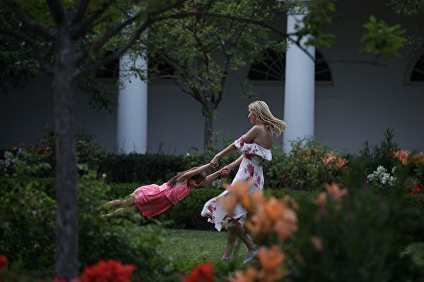 伊萬卡亮麗裝扮成白宮野餐會「嬌點」