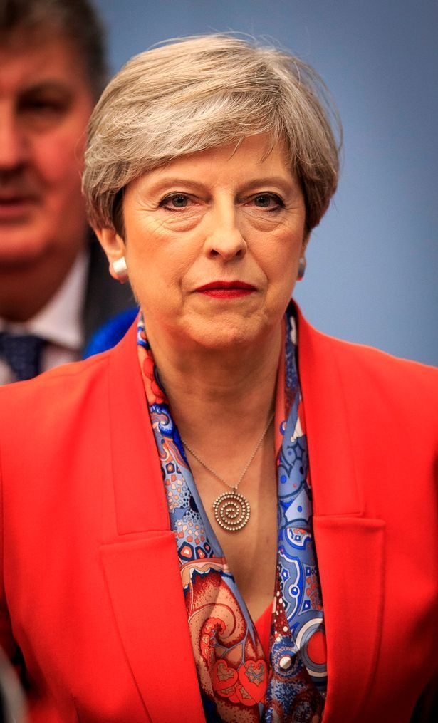 英国首相梅组建联合政府