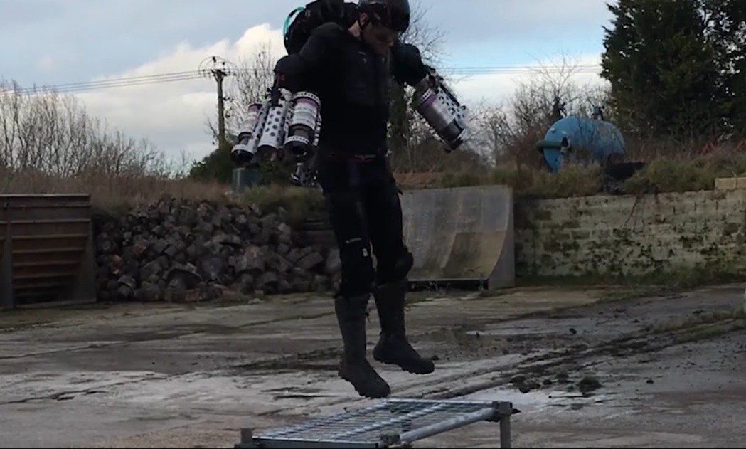 英國發明家發明鋼鐵人裝備   華麗升空