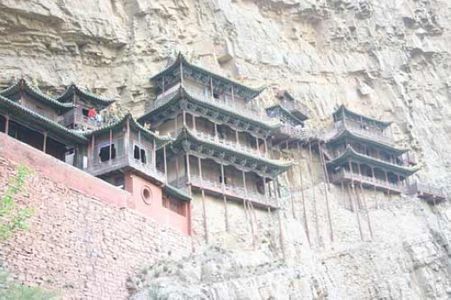 掛在60米高懸崖上千年古寺為何懸空不倒？