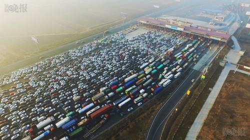 霧霾封路、假期回京影響 京港澳高速成停車場