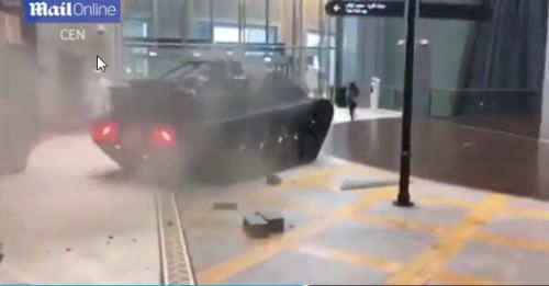 民眾驚呆了 坦克破牆直入迪拜商場(組圖)