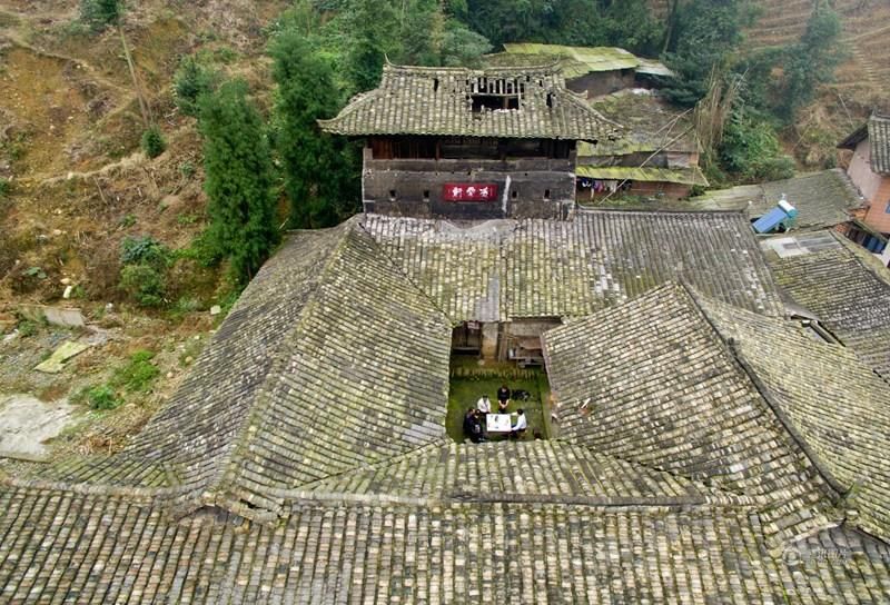 成都百年古碉藏深山 9旬老人一生守候