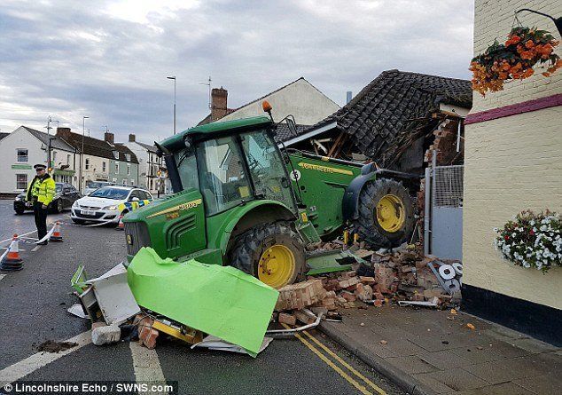 啼笑皆非！劫匪開拖拉機偷ATM機 把房子挖塌