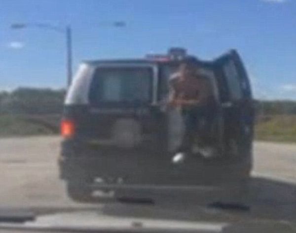 美囚犯戴手銬跳囚車逃走 路人看得目瞪口呆