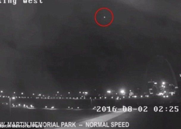 美國UFO疑雲 神秘光點拱門上閃閃嚇