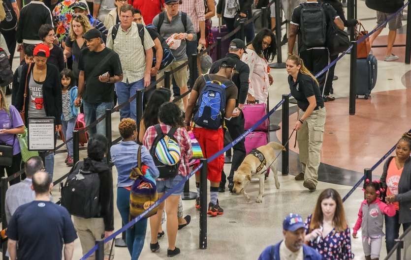 美國長周末3800萬人出遊 機場被擠爆(圖)