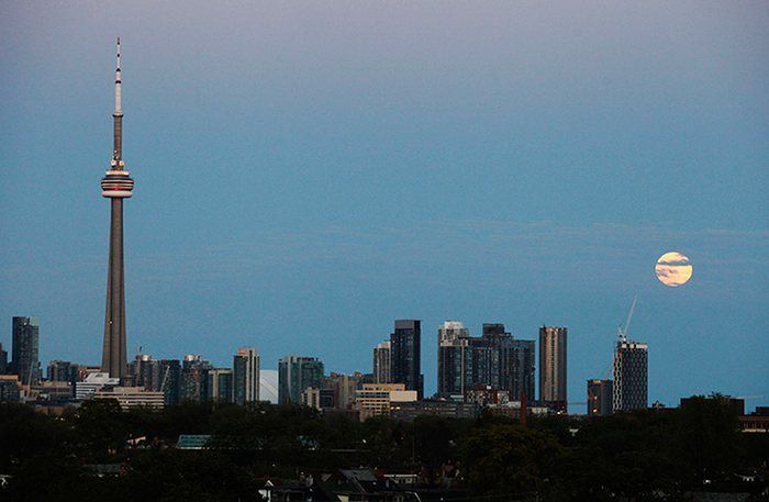 外國的月亮比較大又圓?