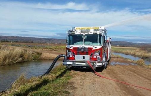 消防員抽湖水滅火，沒想到噴出來的「不是水」