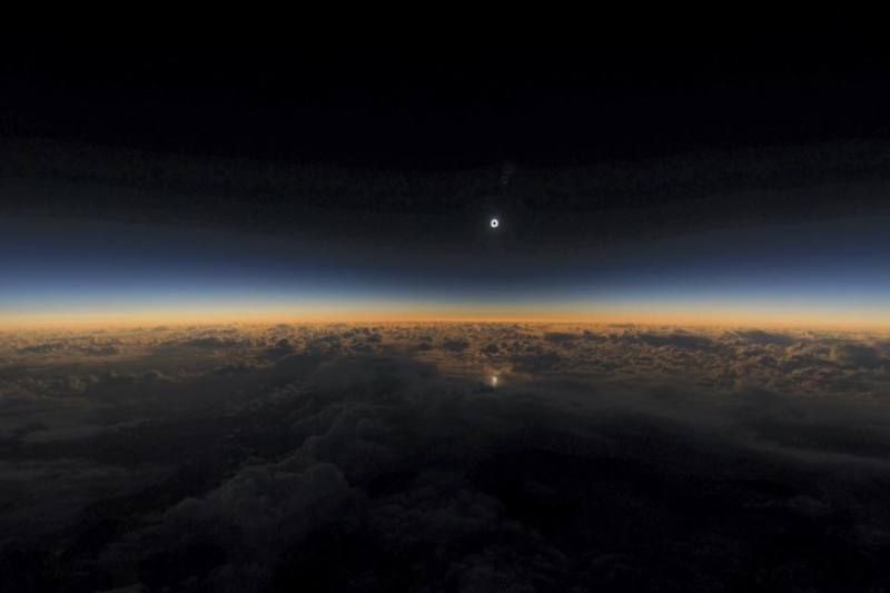 日全食奇觀，美國天文迷在3萬6,000英尺高空觀賞（組圖）