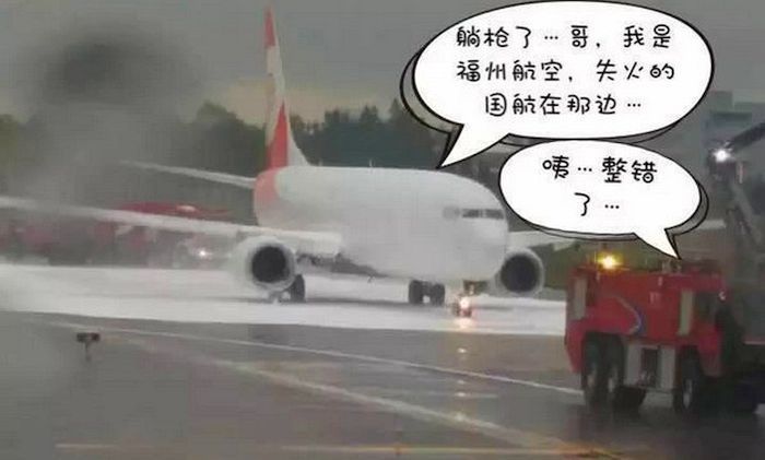 國航發動機冒火 消防2分鐘趕到...狂噴後面那架