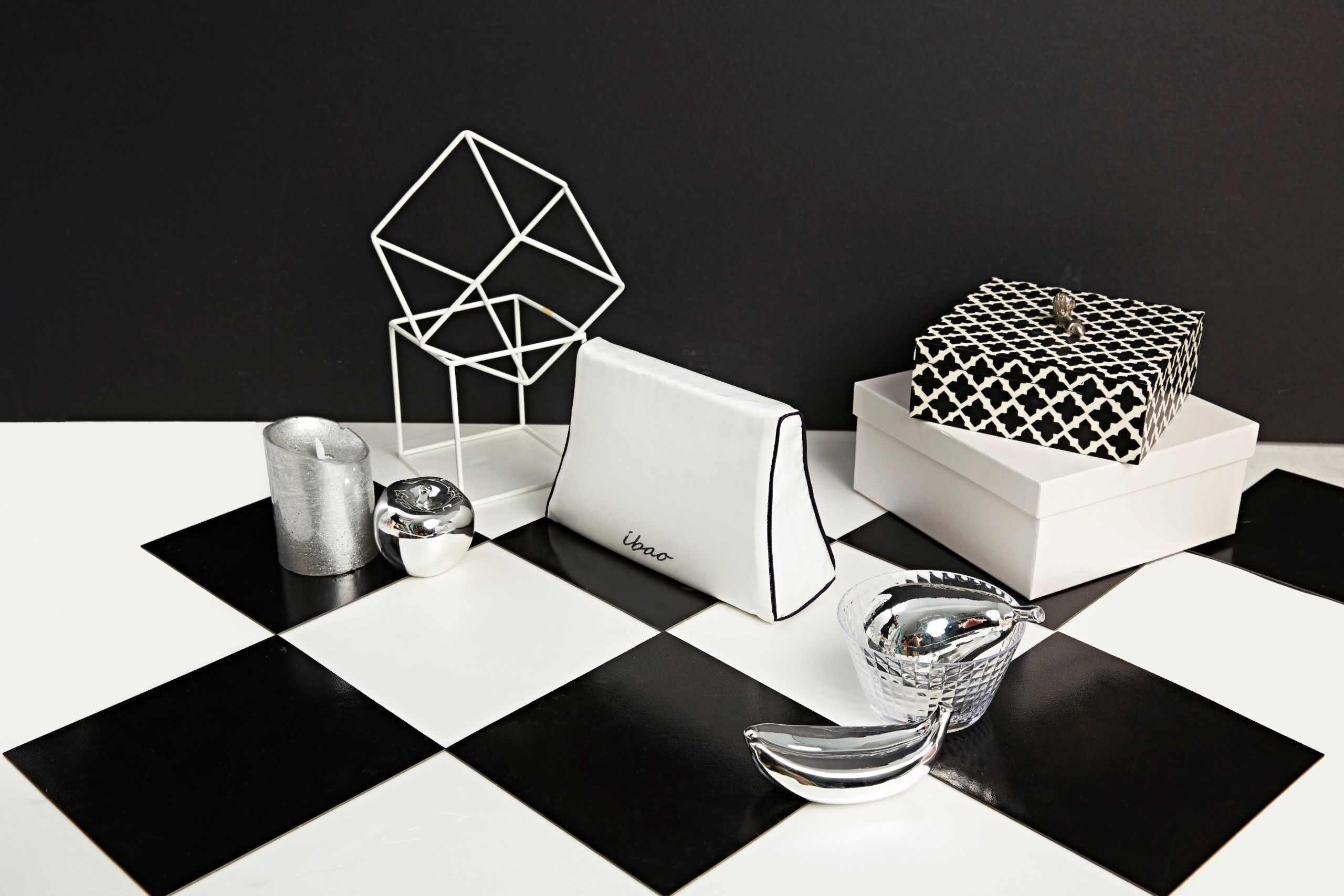 心愛包包變身專屬枕頭（組圖）