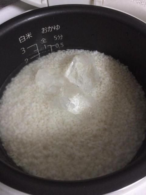 怎樣煮米飯才能更好吃？在煮飯前放2、3顆冰塊進去！