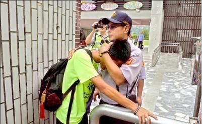 反黑箱課綱生痛哭…鐵漢不捨