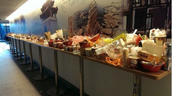 颱風走人也走 卻在機場留下「爆滿垃圾」...（組圖）