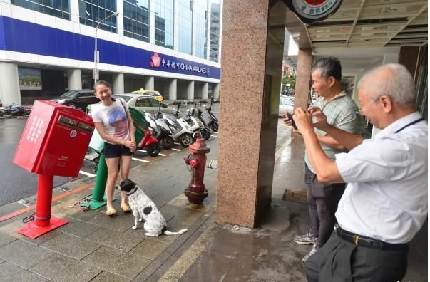 「歪腰郵筒」風災後爆紅 郵局：考慮保留（組圖）