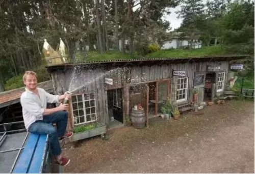 “廢棄雞舍”改裝成“經典酒吧”