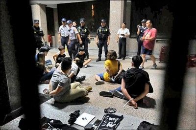 「妨害新聞自由 警察違憲」