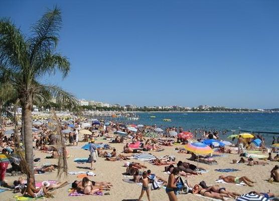 沙国王度假封闭法国海滩 10万人联署抗议