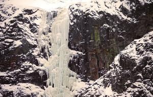 僅靠兩個冰鎬 登山者征服198米冰瀑布(圖)