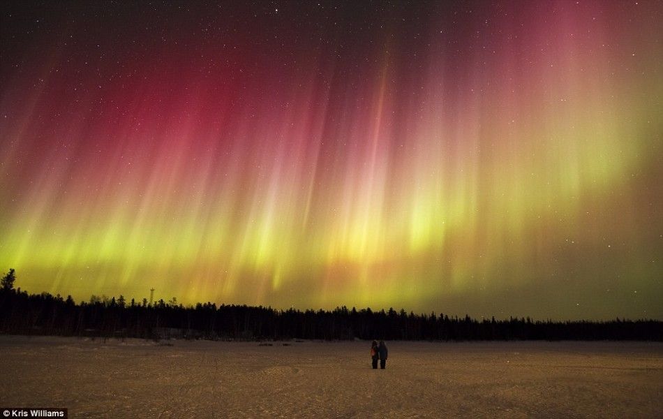 美輪美奐的天文攝影：冰島上空紅色極光秀